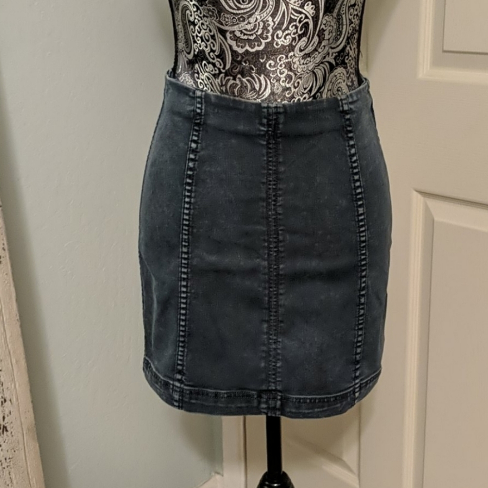 ✨5/$25✨ Free People denim skirt - Picture 2 of 6